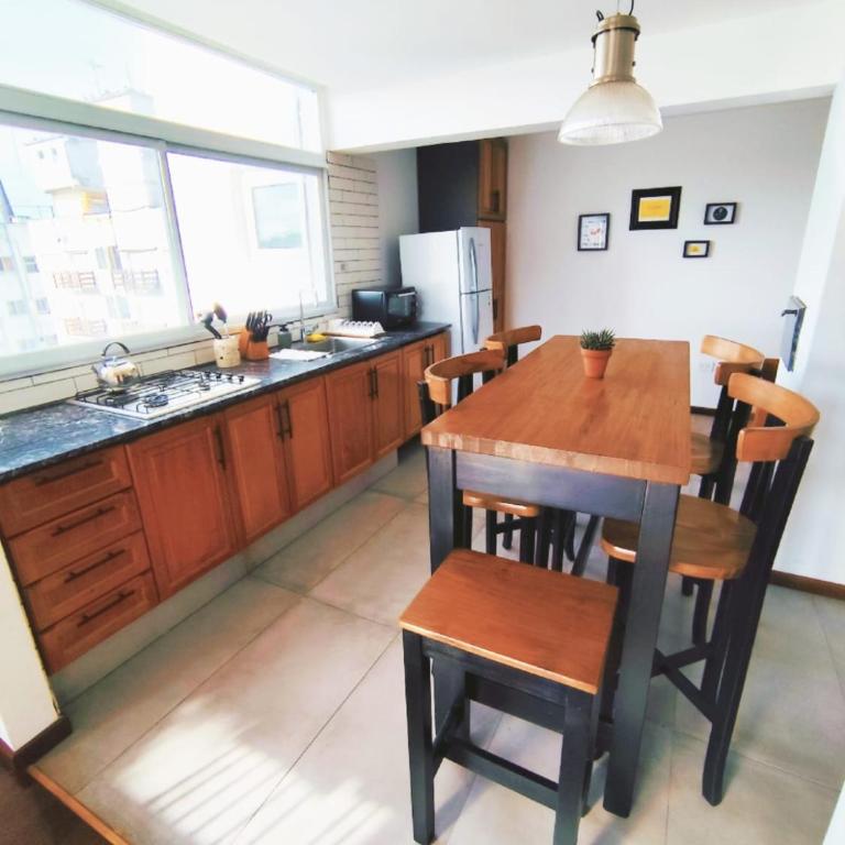 Amplio depto 4 ambientes en el centro de la ciudad - Apartamento de 3 dormitorios - 2