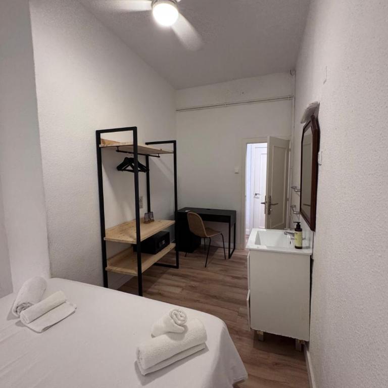 Calma House Barcelona - Double Room with Shared Bathroom - 13