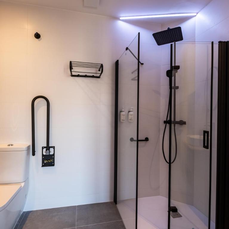 White Coast Suites - King Room with Roll-In Shower - Disability Access - 9