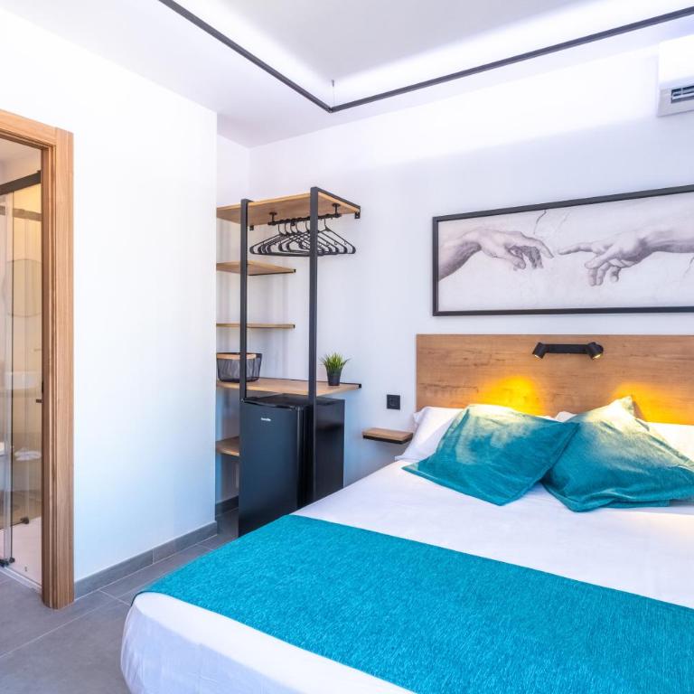 White Coast Suites - Deluxe Double Room with Balcony - 8