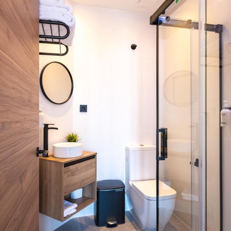 White Coast Suites - Deluxe Double Room with Balcony - 10