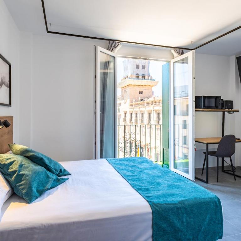 White Coast Suites - Deluxe Double Room with Castle View - 3