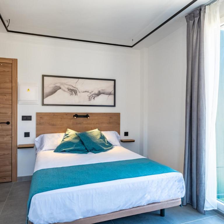 White Coast Suites - Deluxe Double Room with Castle View - 9