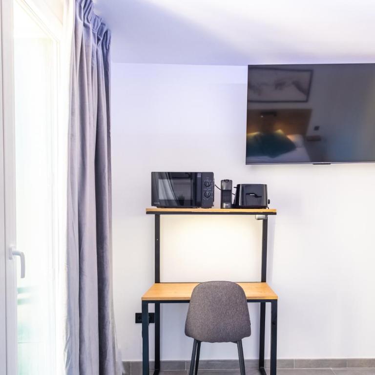 White Coast Suites - Deluxe Double Room with Castle View - 13