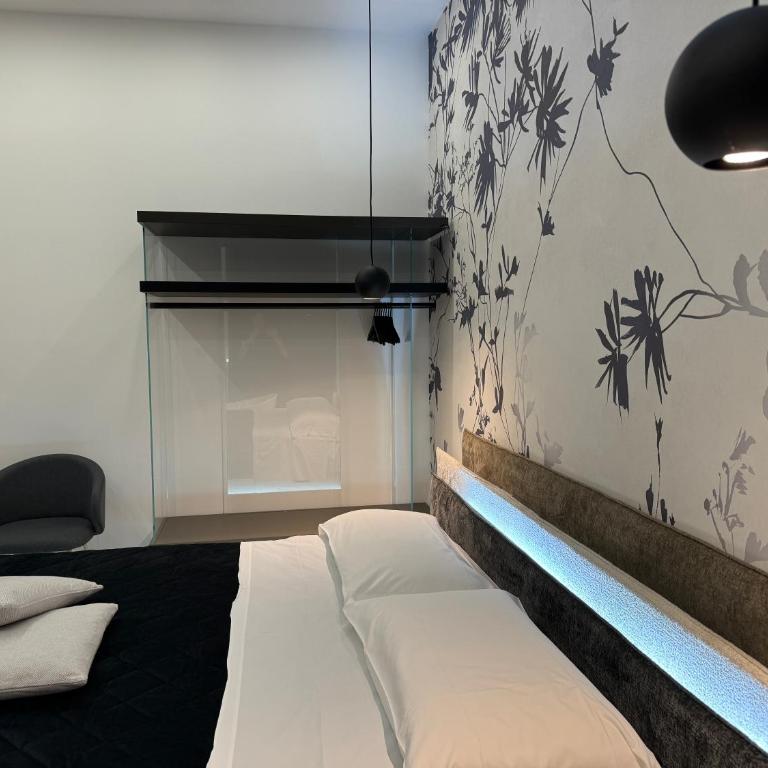 Relais Stibbert Florence - Deluxe Suite with Spa Bath - 7