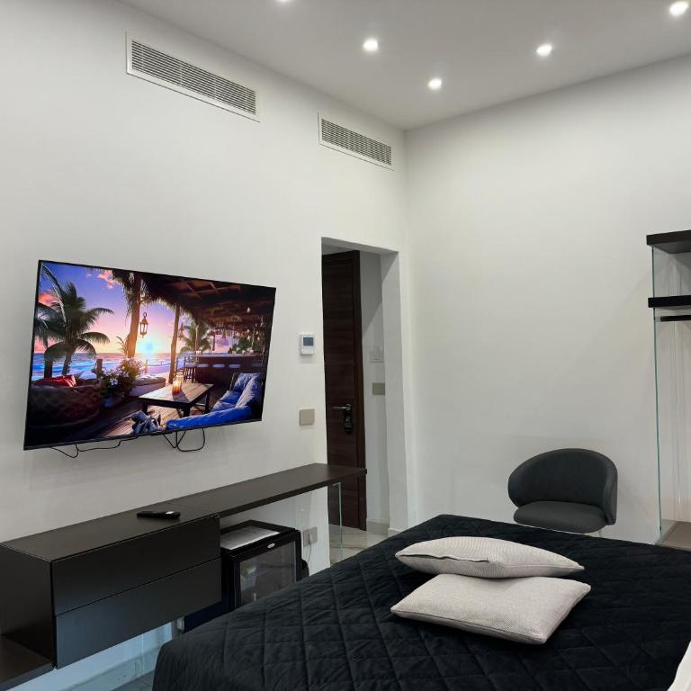 Relais Stibbert Florence - Deluxe Suite with Spa Bath - 10