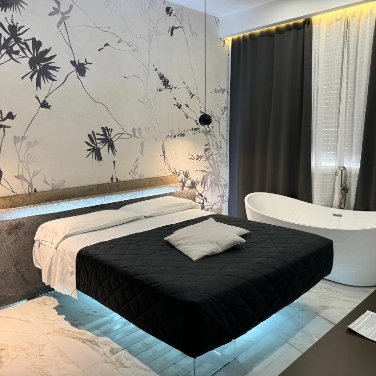 Relais Stibbert Florence - Deluxe Suite with Spa Bath - 1