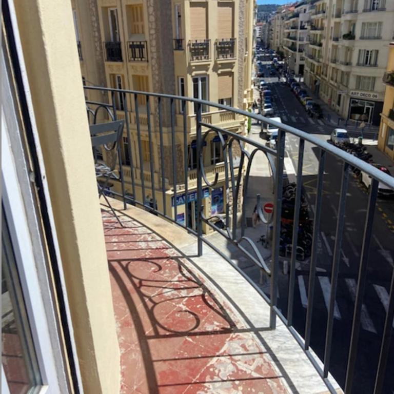 Nice 56m with balcony in rotunda near the sea - Appartement - 17