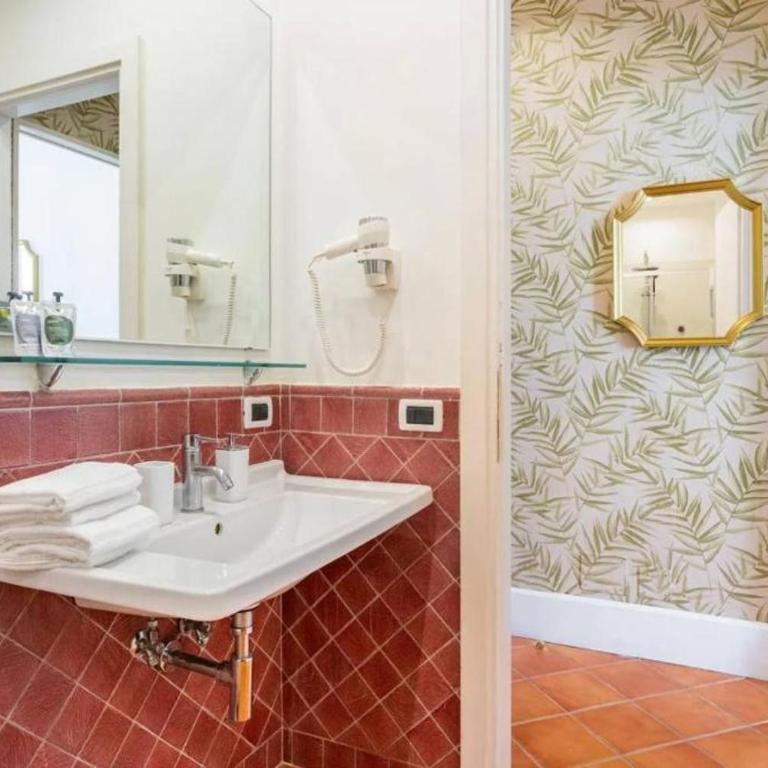 Fori Imperiali Colosseum - Camera Familiare con Bagno Privato - 3