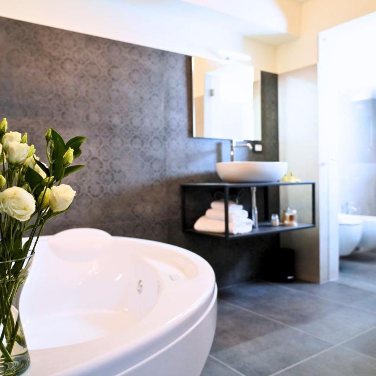 Palazzo Sozzi Luxury - ANTICO SPLENDORE nel CUORE di OSTUNI - King Room with Spa Bath - 33