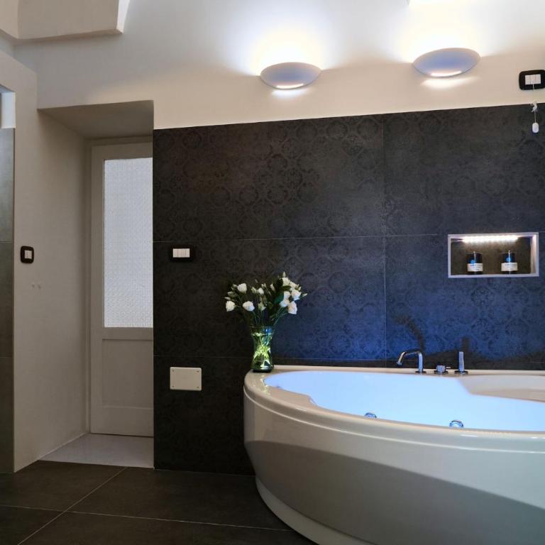 Palazzo Sozzi Luxury - ANTICO SPLENDORE nel CUORE di OSTUNI - King Room with Spa Bath - 1