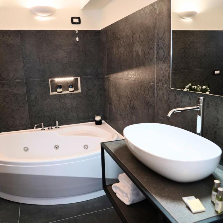 Palazzo Sozzi Luxury - ANTICO SPLENDORE nel CUORE di OSTUNI - King Room with Spa Bath - 34