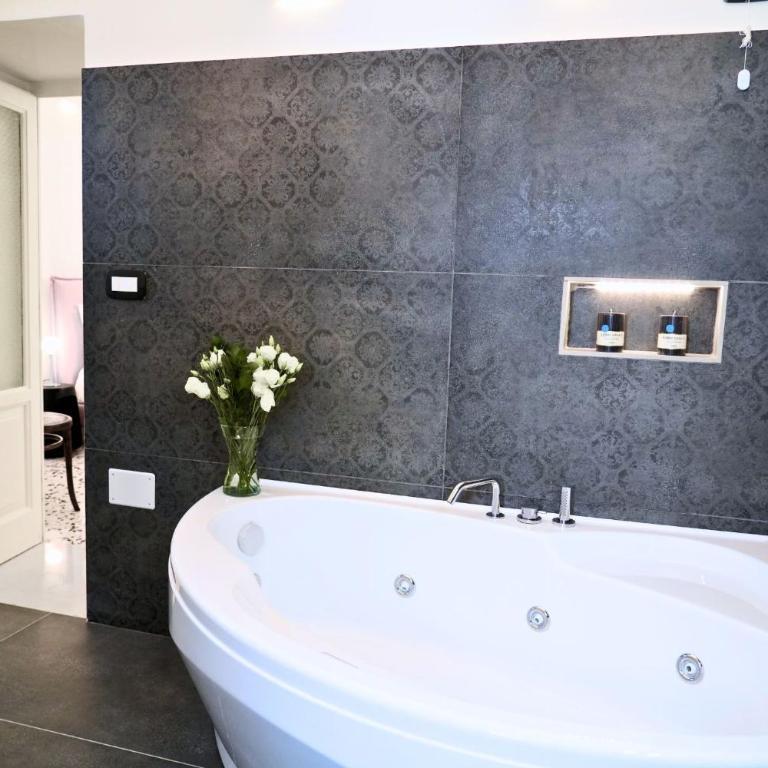 Palazzo Sozzi Luxury - ANTICO SPLENDORE nel CUORE di OSTUNI - King Room with Spa Bath - 44