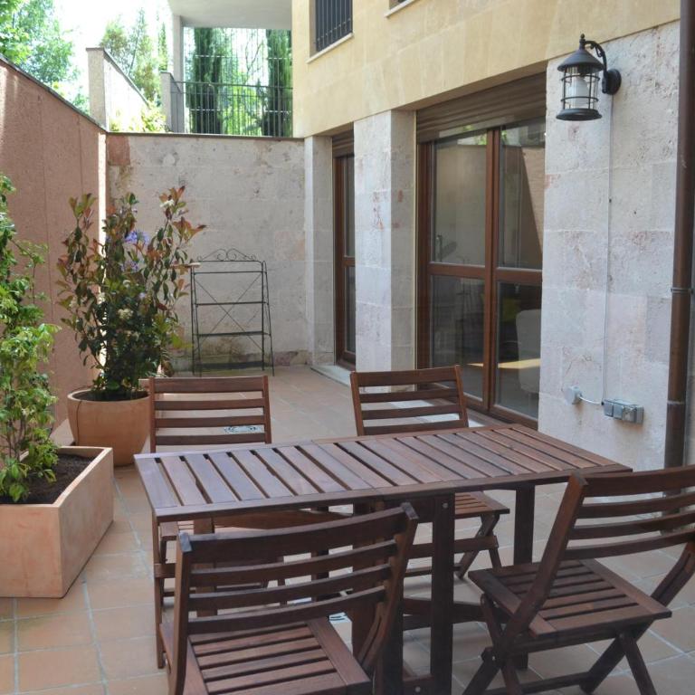 Apartamentos Suites&Homes - Apartamento Superior de 2 dormitorios con patio - Calle Gibraltar, 18 - 4