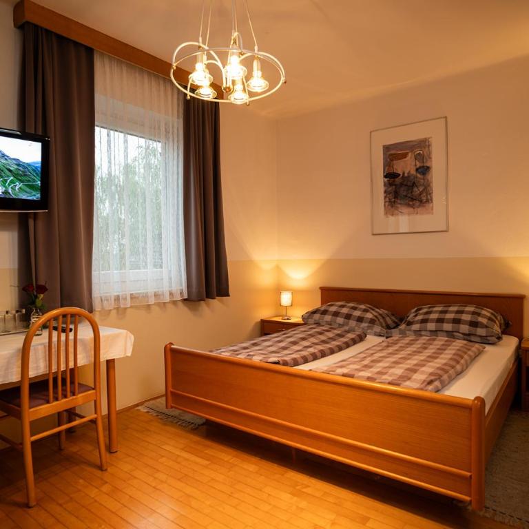 Gasthaus-Gostišče-Trattoria Ogris - Dreibettzimmer mit Gartenblick - 9