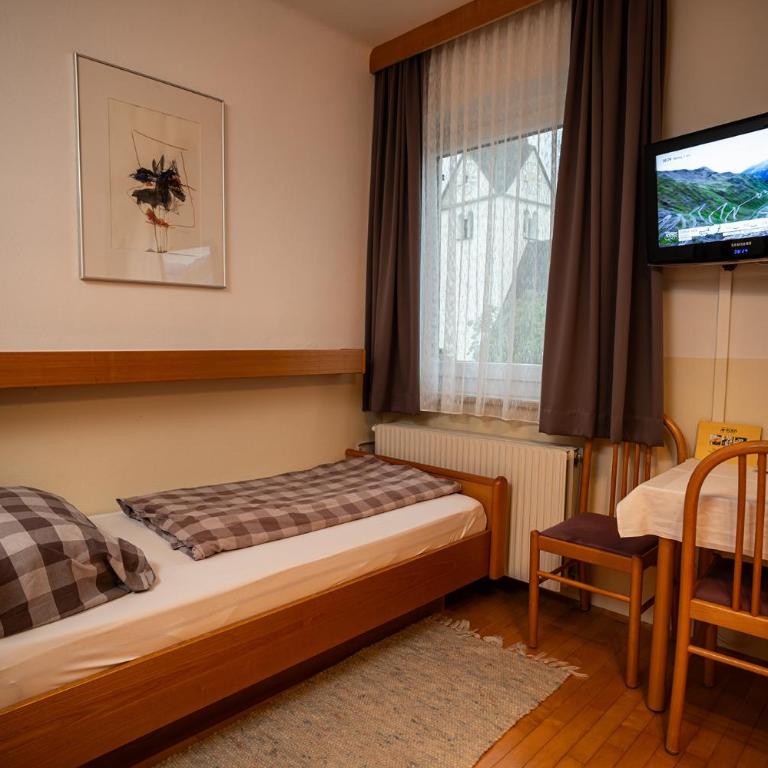 Gasthaus-Gostišče-Trattoria Ogris - Dreibettzimmer mit Gartenblick - 10