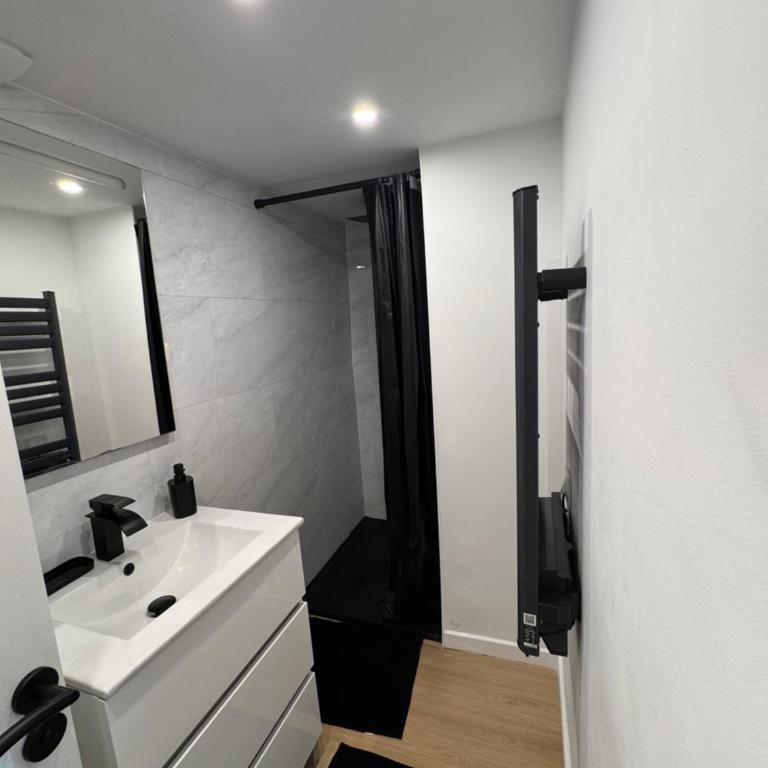 Chez Marie et Romain Ferry & Shuttle - Casa con 2 Camere da Letto - 9