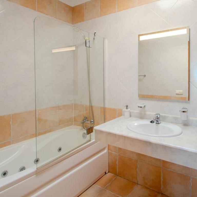 Casa Serena Panoramic Views, AC and Pool - Three-Bedroom House - 31