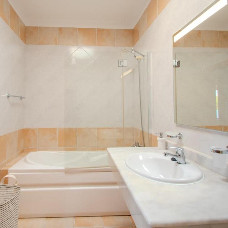 Casa Serena Panoramic Views, AC and Pool - Three-Bedroom House - 42