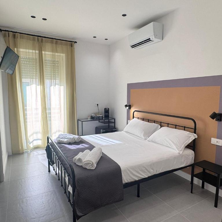 Meraviglia B&B - Salerno Centro Close to the Station and Pier - Camera Matrimoniale Deluxe con Balcone - 9