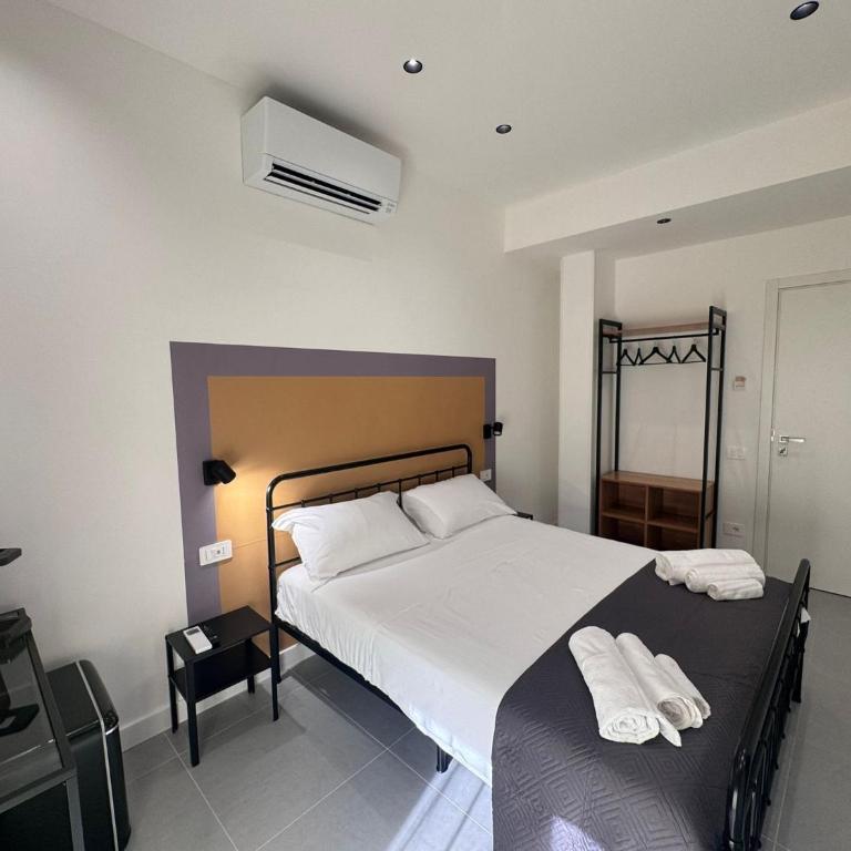 Meraviglia B&B - Salerno Centro Close to the Station and Pier - Camera Matrimoniale Deluxe con Balcone - 7