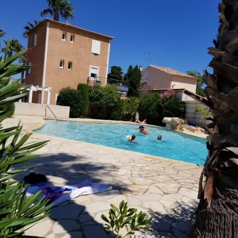 Petite maison avec jardin & piscine partagee - Maison de Vacances - 17