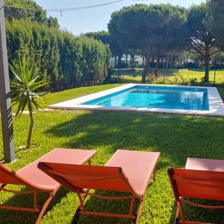 Chalet con piscina y vistas a campo de golf - Three-Bedroom House - 1
