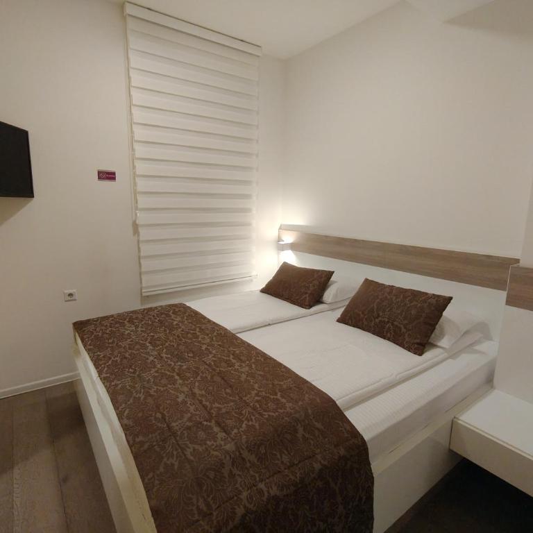 Central Point Privilege Apartments - Double Room - 3
