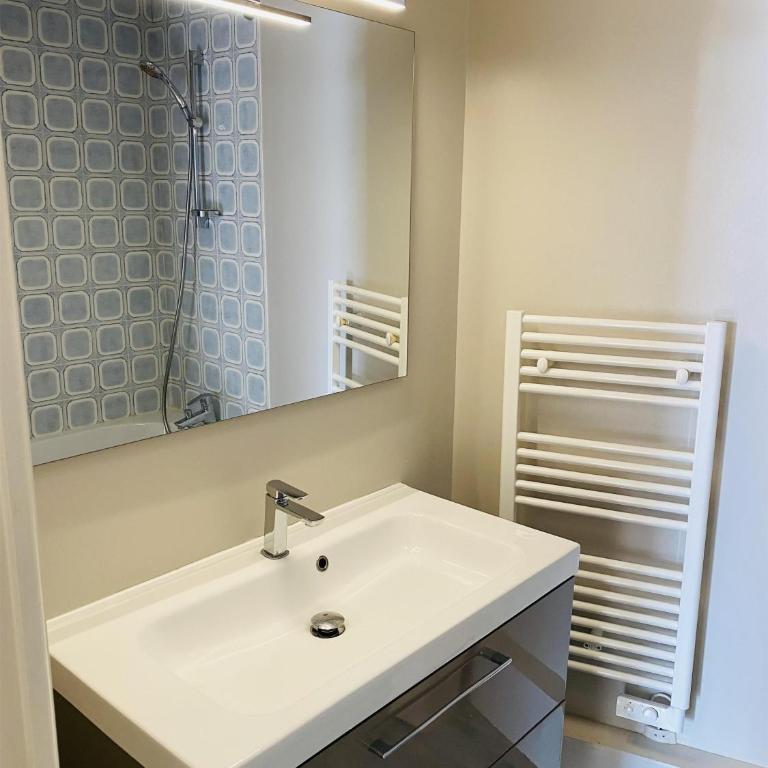 Best Western Hotel Le Crystal Dinard - Appartement Studio avec Lit King-Size, Lit Simple et Balcon - Vue sur Rue/Non-Fumeurs - 1