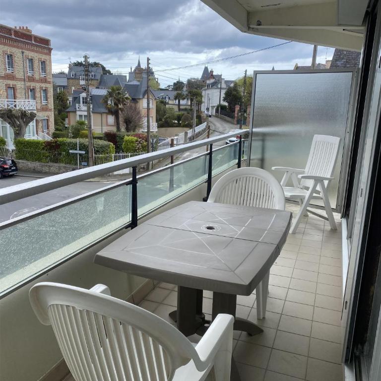Best Western Hotel Le Crystal Dinard - Appartement Studio Lit Queen-Size avec Terrasse - Vue sur Rue/Non-Fumeurs - 3