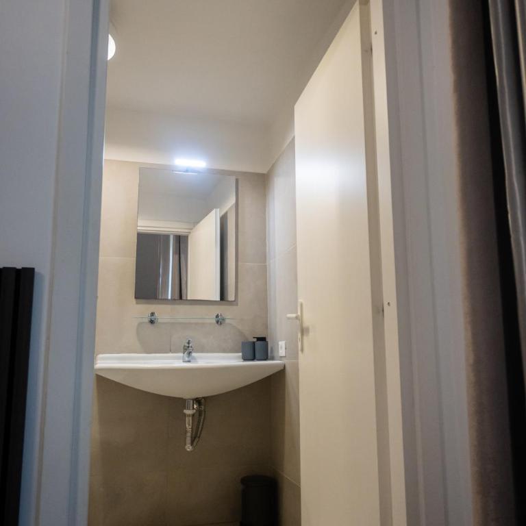 Gate 40 Roma - Quadruple Room with Private Bathroom - 9