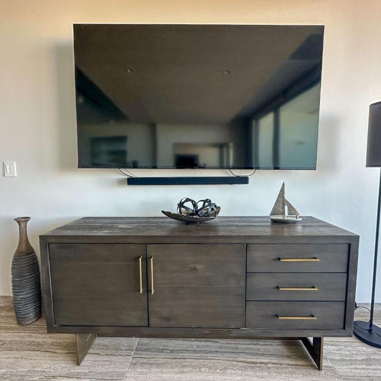 2BR Iconic Oceanfront Escape - Apartment - 7