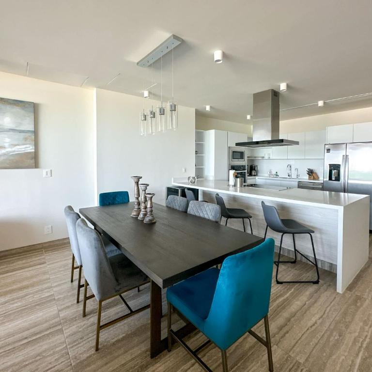 2BR Iconic Oceanfront Escape - Apartment - 8