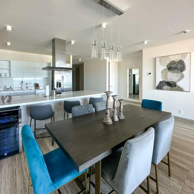 2BR Iconic Oceanfront Escape - Apartment - 10