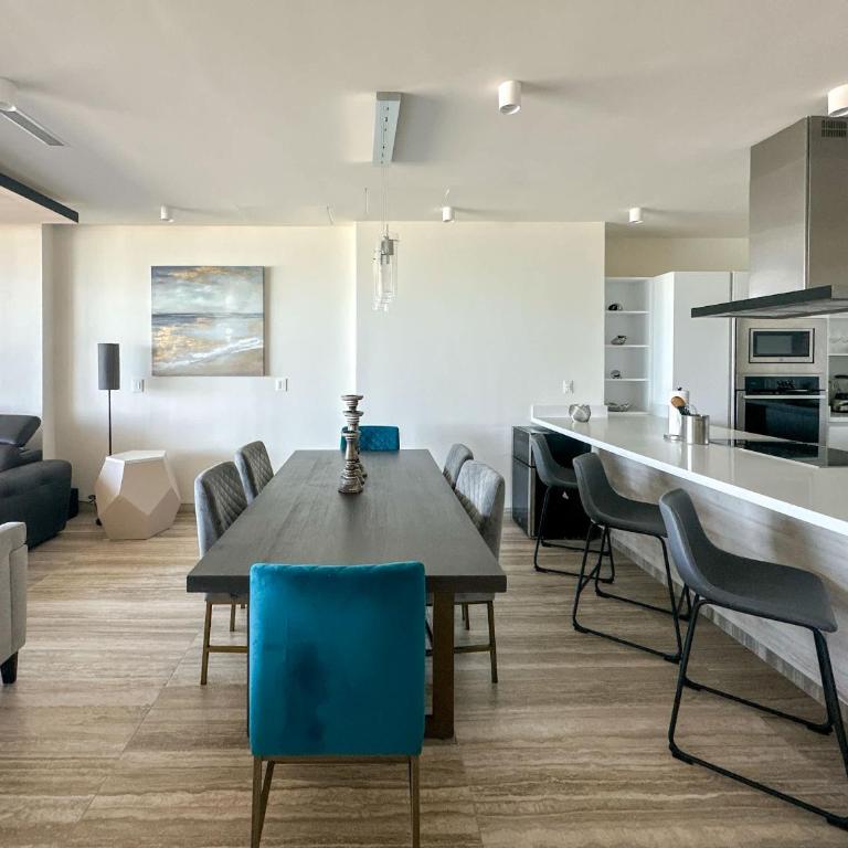 2BR Iconic Oceanfront Escape - Apartment - 12