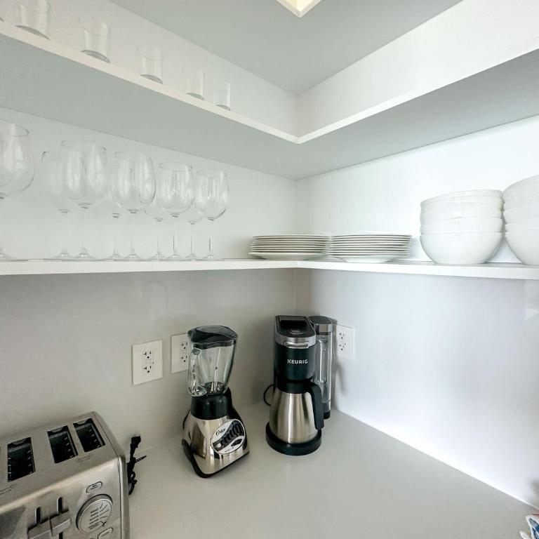 2BR Iconic Oceanfront Escape - Apartment - 17