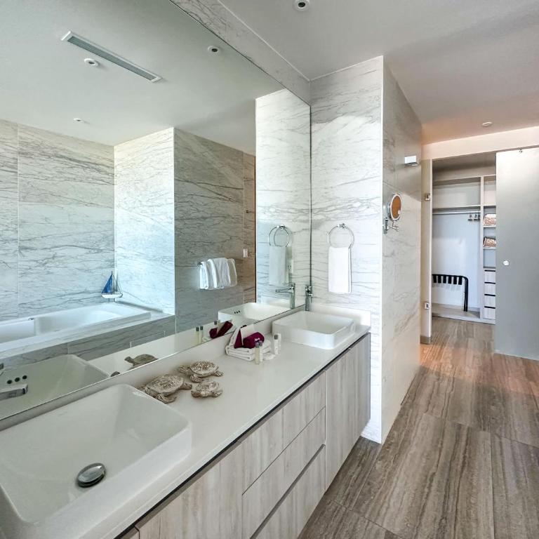 2BR Iconic Oceanfront Escape - Apartment - 26