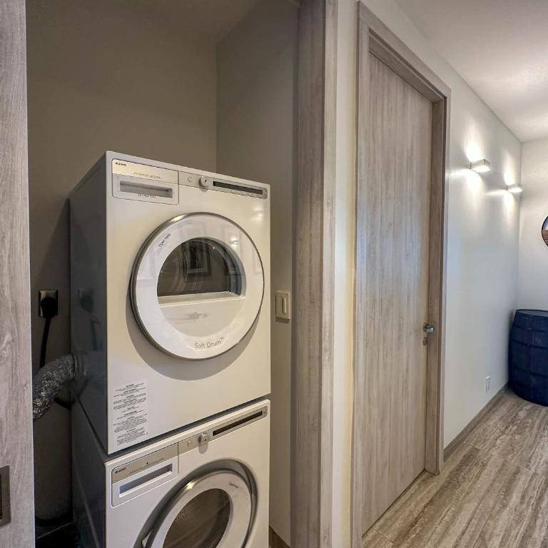 2BR Iconic Oceanfront Escape - Apartment - 45