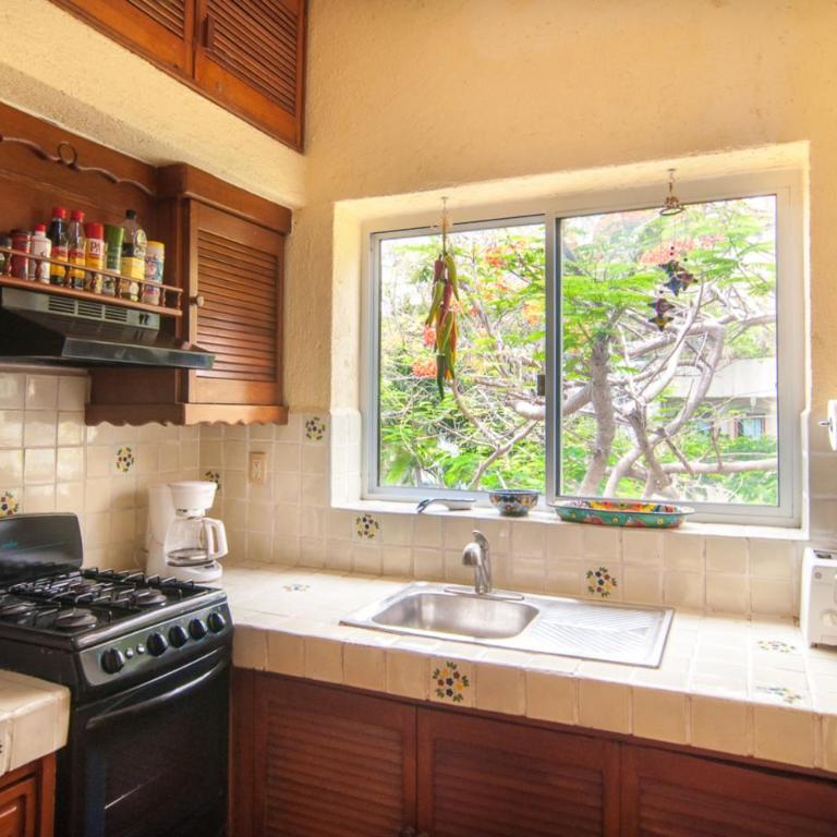 Charming authentic Mexico-Walk to beach & 5th Ave! - 2BR 3 Balconies & A/C - 4