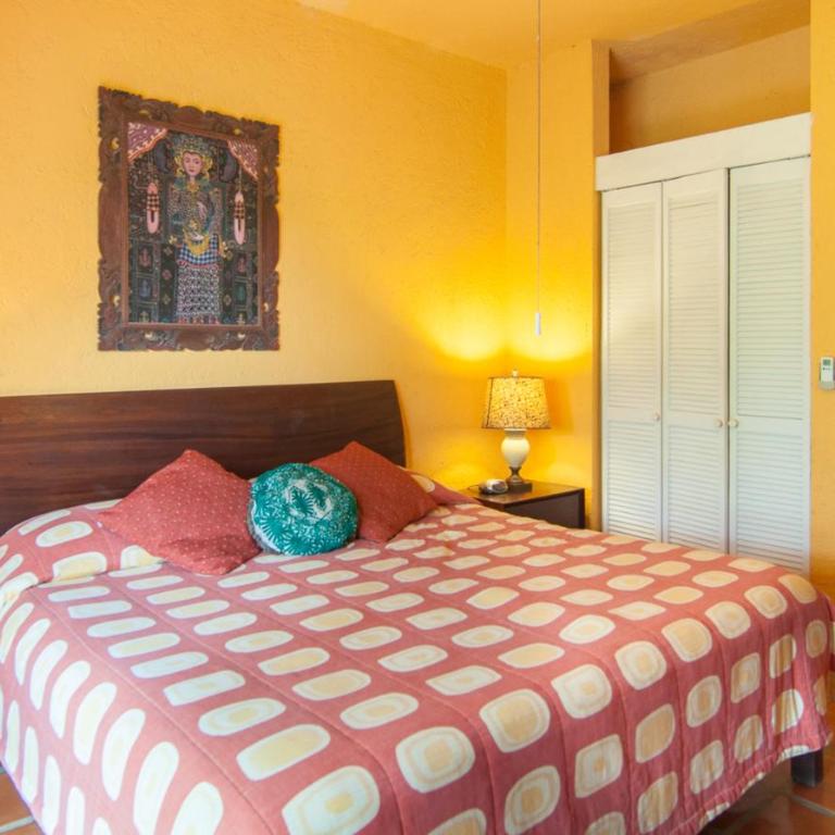 Charming authentic Mexico-Walk to beach & 5th Ave! - 2BR 3 Balconies & A/C - 7