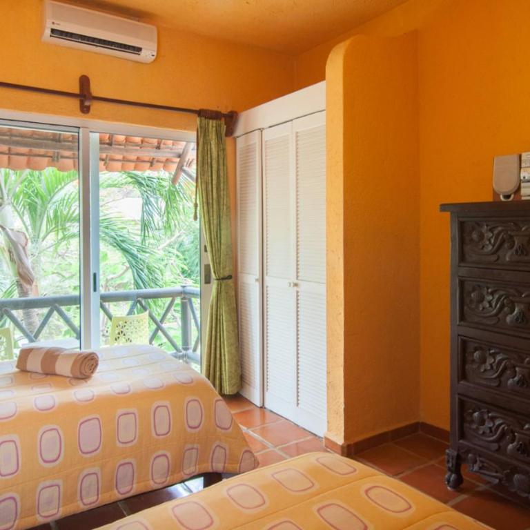 Charming authentic Mexico-Walk to beach & 5th Ave! - 2BR 3 Balconies & A/C - 10