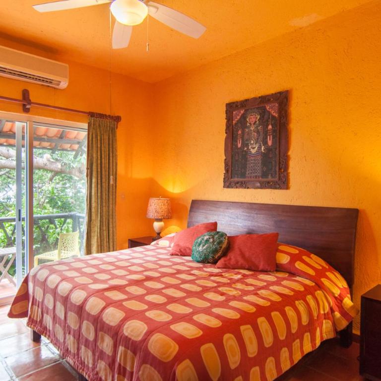 Charming authentic Mexico-Walk to beach & 5th Ave! - 2BR 3 Balconies & A/C - 9