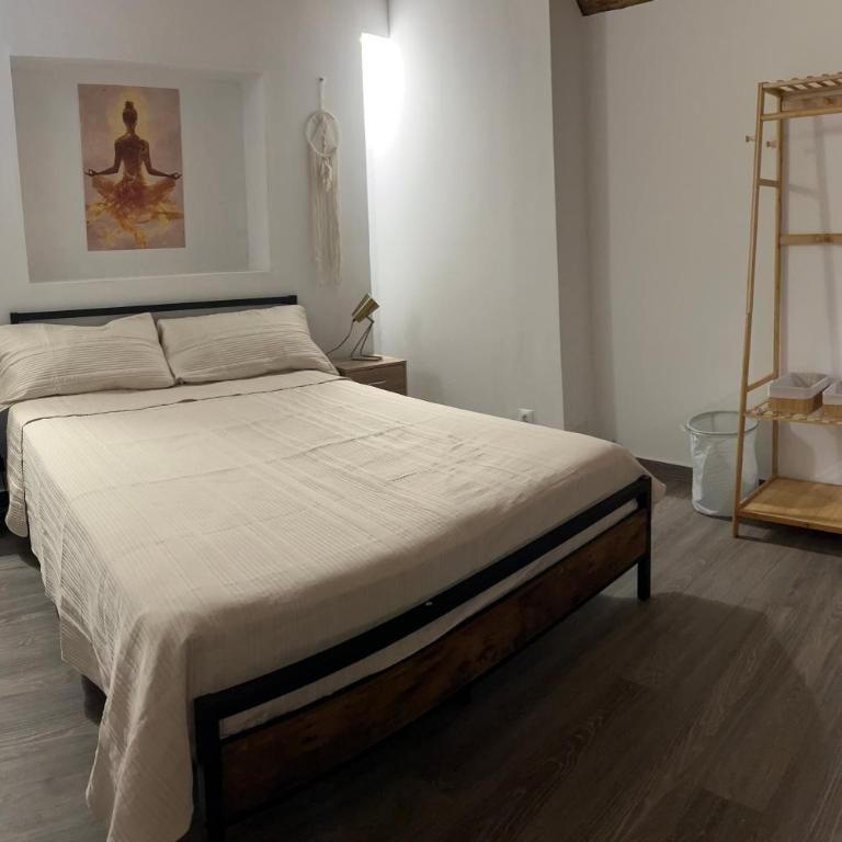 Barcelona's Gem - Standard Double Room with Shared Bathroom - 1