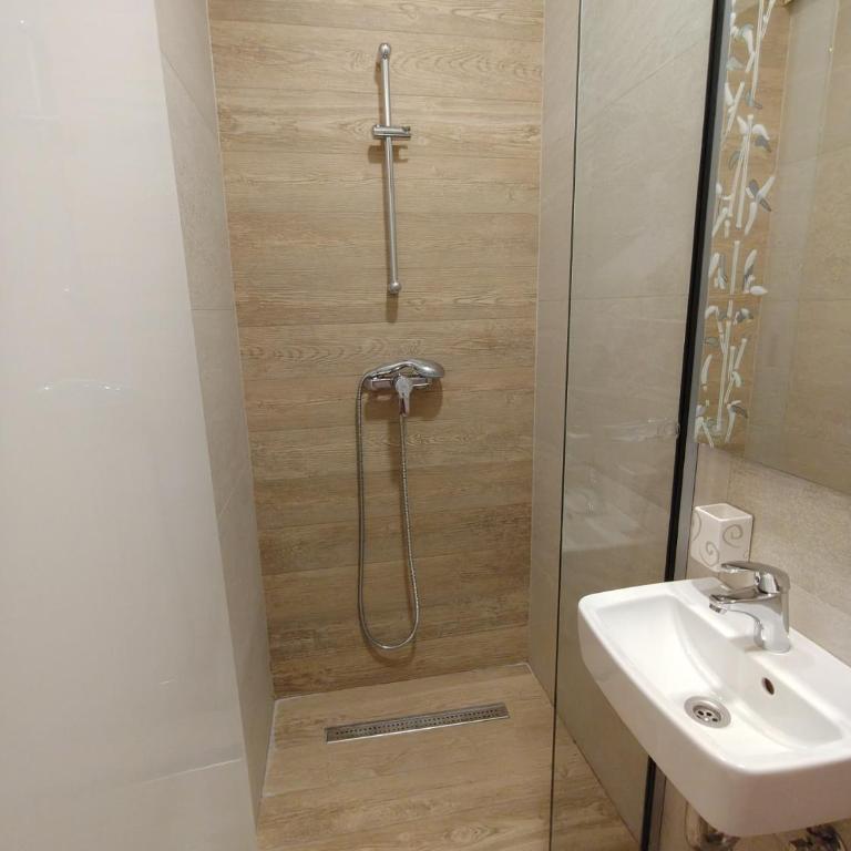 Central Point Privilege Apartments - Double Room - 5