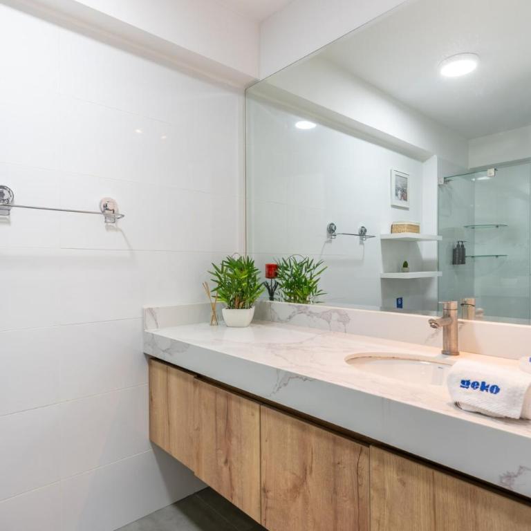 Elegant Los Angeles Apartments by Geko - Two-Bedroom Apartment - 21