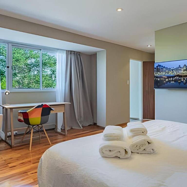 Great house w/ private terrace BBQ & Jacuzzi - Three-Bedroom Villa - 40