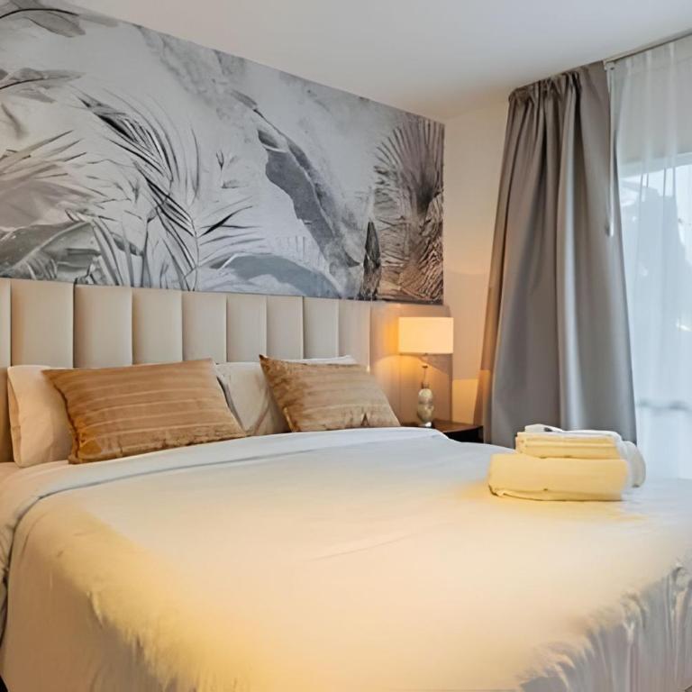 Great house w/ private terrace BBQ & Jacuzzi - Three-Bedroom Villa - 17