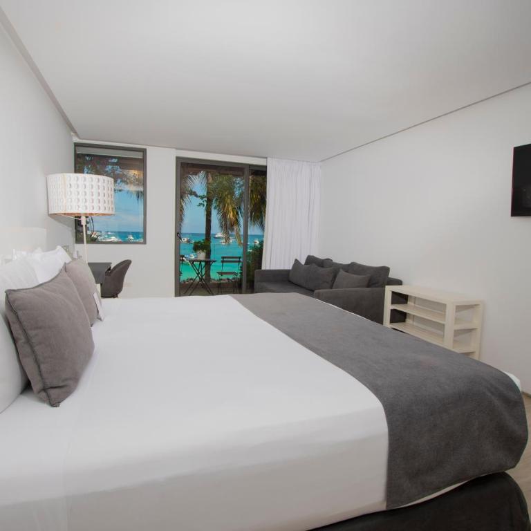 Golden Bay Galapagos - King Room with Sea View - 8