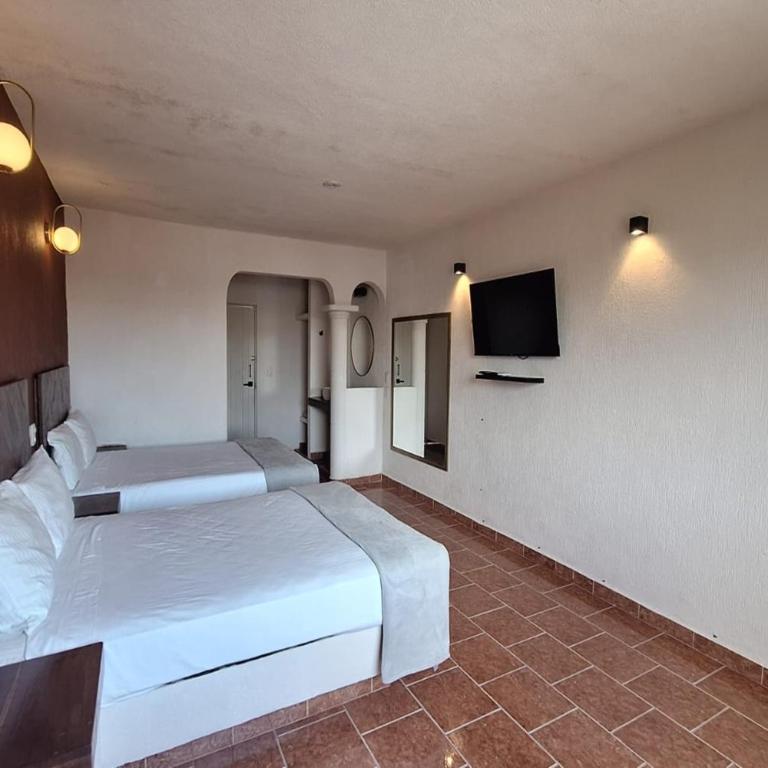 Capital O Hotel Rolovi Cancún - Standard Two Beds - 1