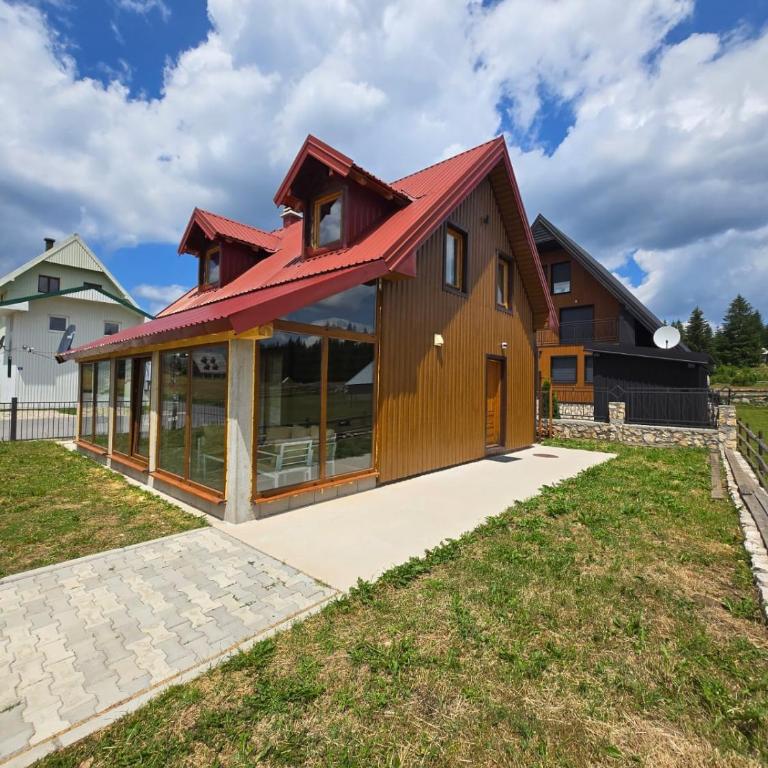 Monteglobal House - Three-Bedroom House - 23